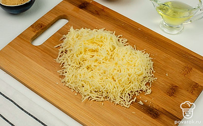 Натрите сыр на мелкой терке.