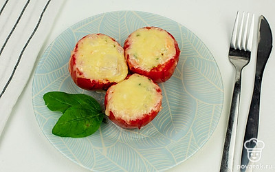 Подавайте блюдо украсив шпинатом или любой зеленью по вашему вкусу.