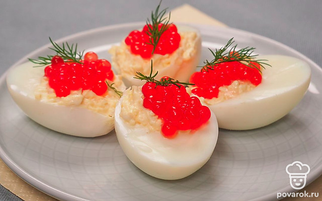 Фаршированные яйца с красной икрой — Рецепт с фото