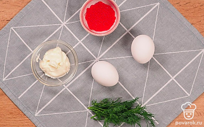 Сварите яйца вкрутую, остудите и очистите. Свежий укроп вымойте и измельчите. Яйца разрежьте на 2 половинки, аккуратно достаньте желток, чтобы не повредить белковую оболочку.