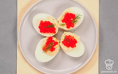 Подавайте закуску сразу после приготовления, чтобы яйца не обветрились и выглядели аппетитно.