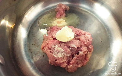 Фарш выкладываем в кастрюлю и обжариваем на сливочном масле в течение 10 минут. 