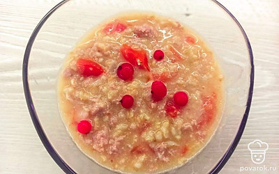 Украшаем кашу свежими ягодами красной смородины. 