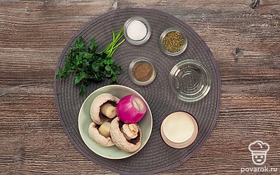 Тщательно промойте шампиньоны под проточной водой. Снимите с грибов кожицу. Нарежьте их на четвертинки. Красный лук очистите от шелухи и нарежьте полукольцами.