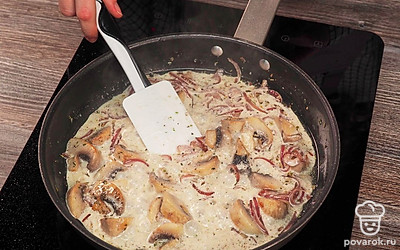 Разогрейте масло на сковороде и обжаривайте в нем лук до прозрачности. Добавьте нарезанные грибы и тщательно перемешайте. Обжаривайте овощи 2-3 минуты. Посыпьте приправами и снова перемешайте. Продолжайте готовить на сильном огне 2-3 минуты. Влейте в сковороду сливки. Постоянно помешивая, тушите на максимальном огне еще 2-3 минуты до закипания сливок. После этого убавьте огонь до минимума. Как только соус загустеет, снимите его с огня.