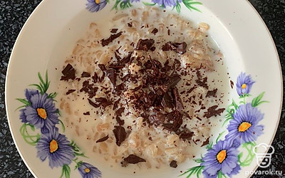 Перед подачей посыпать тертым шоколадом.