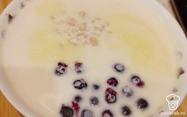 Кашка овсяная с черникой — Рецепт с фото
