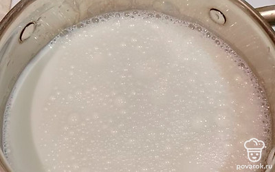 Молоко кипятим в кастрюле 5-8 минут.