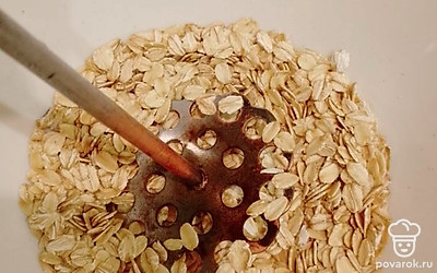 Дробим овсянку на более мелкие хлопья.