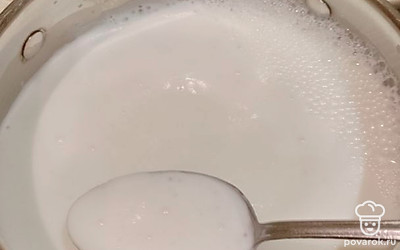 Как молочко закипит, снимаем пенку. 