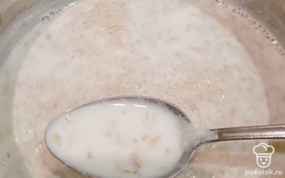 Высыпаем овсянку и хорошо перемешиваем. Варим минуты 2-3. 