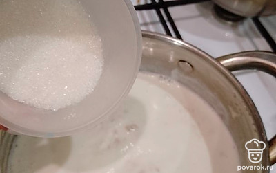 Высыпаем сахар в кашу и томим минут 5-7. 