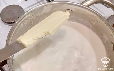 В конце добавляем сливочное масло и выключаем газ.