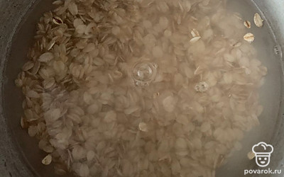 Овсянку залить водой, посолить и готовить согласно инструкции.