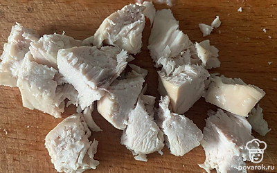 Курицу отварить и нарезать на кусочки.