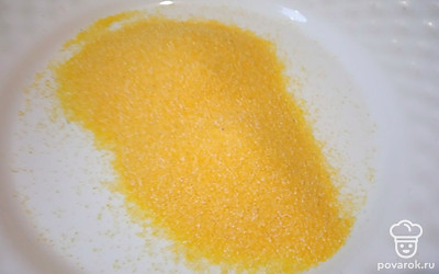 Добавьте поленту (кукурузную крупу). Посолите.