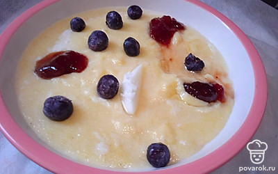 Добавьте клубничное варенье и голубику.