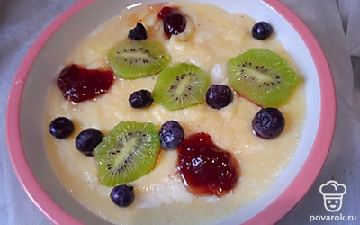 Выложите сверху нарезанное киви.