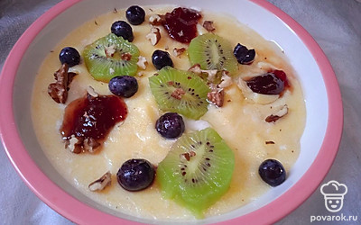 Посыпьте измельченными грецкими орехами. Подавайте на завтрак.