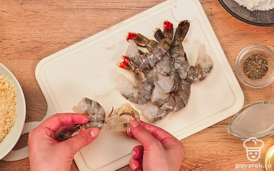 Подготовьте продукты. Креветки помойте, почистите, оставив хвостики, обсушите. Насыпьте панировочные сухари и муку в отдельные тарелки. Чтобы сократить время приготовления, купите в магазине готовые очищенные креветки с хвостиками.