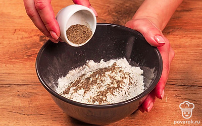 Замаринуйте креветки. Креветки посолите, посыпьте орегано и базиликом, сбрызните лимонным соком. Оставьте мариноваться на 30 минут.