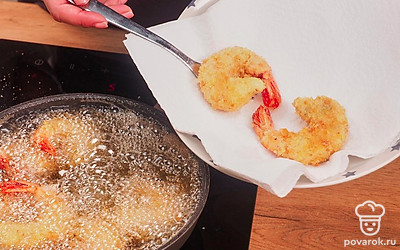 Приготовьте креветки в сухарях. Смешайте муку с солью и перцем. Обваляйте креветки в смеси. Взболтайте яйцо и хорошенько перемешайте их. Обмакните креветки в яйцо, обваляйте в панировочных сухарях. Разогрейте сковороду. Креветки во время жарки должны быть полностью покрыты маслом. Обжарьте креветки со всех сторон до золотистой корочки на сильном огне. Подавайте к столу.