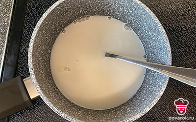 Молоко кокосовое поставить на плиту и довести до кипения.