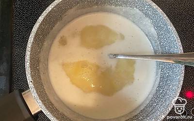 Как молоко закипит, добавить крупу и тщательно перемешать. Варить 5 минут.