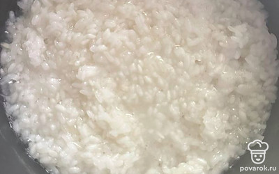 Когда вода выпарится, заливаете рис молоком и сгущенкой.