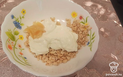Далее смешиваем овсянку, йогурт и мед. 