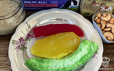 Подготовьте все ингредиенты. Молоко можно использовать любое: пастеризованное или ультрапастеризованное. Масло выбирайте 82,5%. Цукаты понадобятся 3 цветов: красный, желтый, зеленый. 