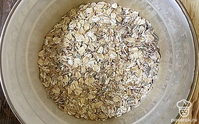 Насыпьте хлопья в кастрюлю. У меня 7 злаков, это делает рацион ребенка более разнообразным. И сами по себе они вкуснее, но подойдет и обычный геркулес.