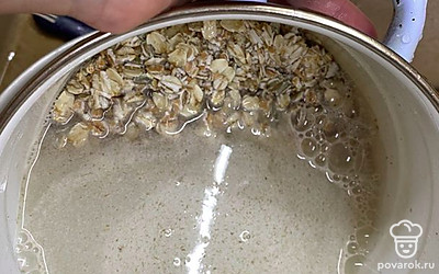 Промойте хлопья под проточной водой. Это избавит от лишнего крахмала.