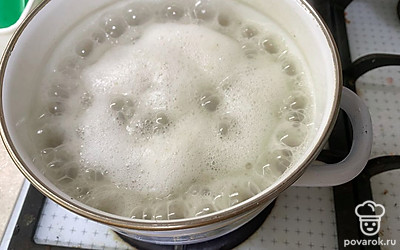 Залейте молоком и поставьте вариться. При закипании снимите пену. Убавьте огонь и варите 20 минут на минимальном огне.