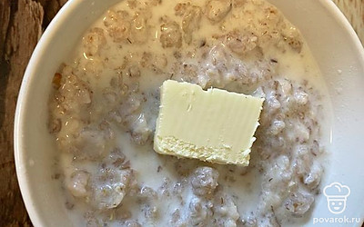 Переложите кашу в тарелку, добавьте кусочек сливочного масла, перемешайте.