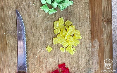 Нарежьте мелкими кусочками цукаты. Не смешивайте.