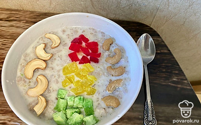 Выложите на кашу цукаты в форме светофора. Готовое блюдо можно посыпать кунжутом и украсить жареным кешью. Приятного аппетита!