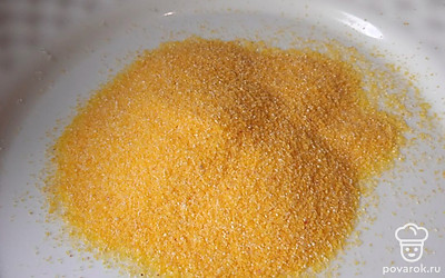 Добавьте поленту, кукурузную крупу.