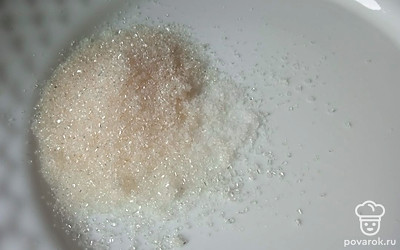 Всыпьте соль и сахар. Варите, помешивая, минут пять.