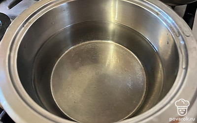 В сотейник наберите воду, поставьте ее кипятиться. 