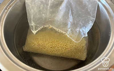 В кипяток поместите пшено. Используйте для приготовления каши пшено в пакетиках для варки. Варите пшено на медленном огне в течение 10 минут. 