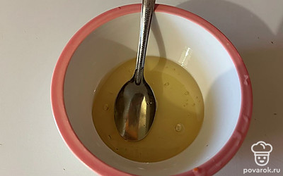 В отдельную емкость влейте мед. Если требуется, растопите мед до жидкого состояния в микроволновке или на водяной бане. 