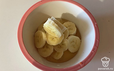 К меду добавьте кружки банана. Пару кружков оставьте для украшения. 