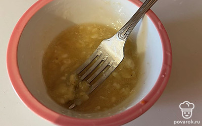 С помощью вилки объедините мед и банан. 