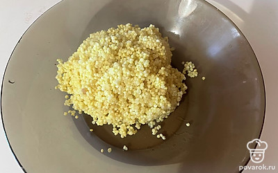 Готовое пшено освободите от упаковки, выложите в тарелку для подачи. 