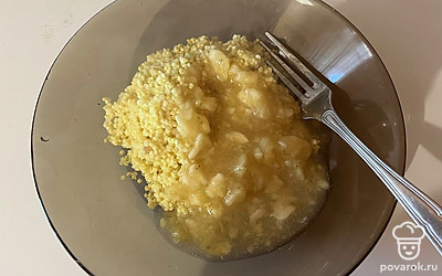 К пшену добавьте медово-банановый соус. 