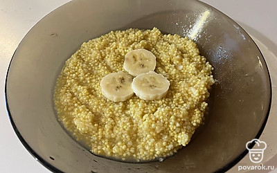Перед подачей украсьте кашу кружками банана. 