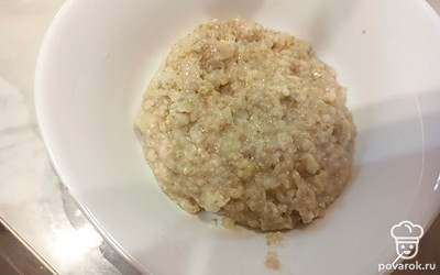 Овсяную кашу отварите на воде. Добавьте соль по вкусу. Варите 7 минут с момента закипания воды до полной готовности. При необходимости воспользуйтесь инструкцией на упаковке. 