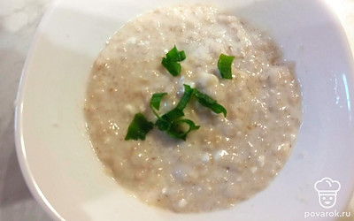 Подавайте порционно, украсив свежей зеленью.