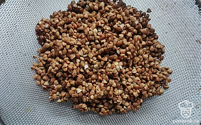 Гречневую крупу хорошо промыть под струей воды. 